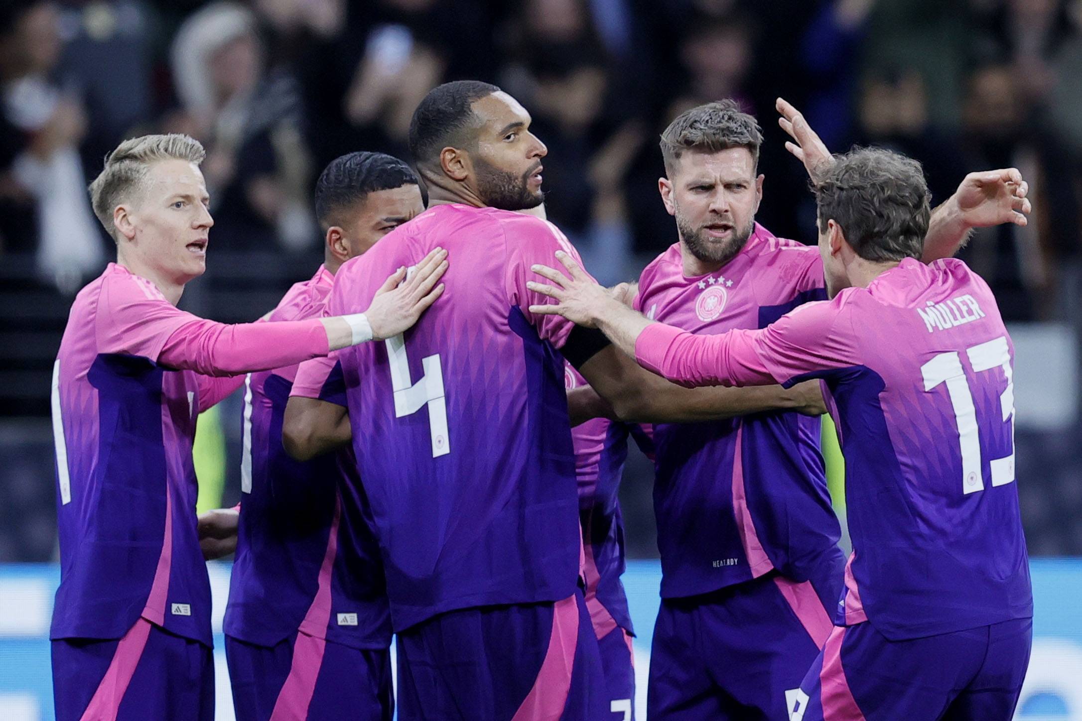 尊龙凯时-荷兰队新秀在友谊赛中展现出色技术，备受瞩目