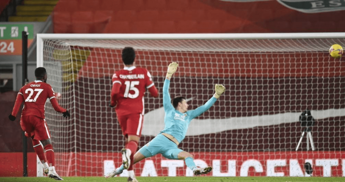 后卫神勇防守,帮助球队保持不败的状态