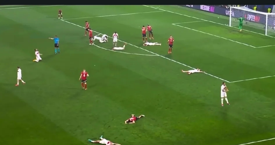 这场球赛的胜败关键是队员们的齐心协力 这场球赛的胜败关键是队员们的齐心协力