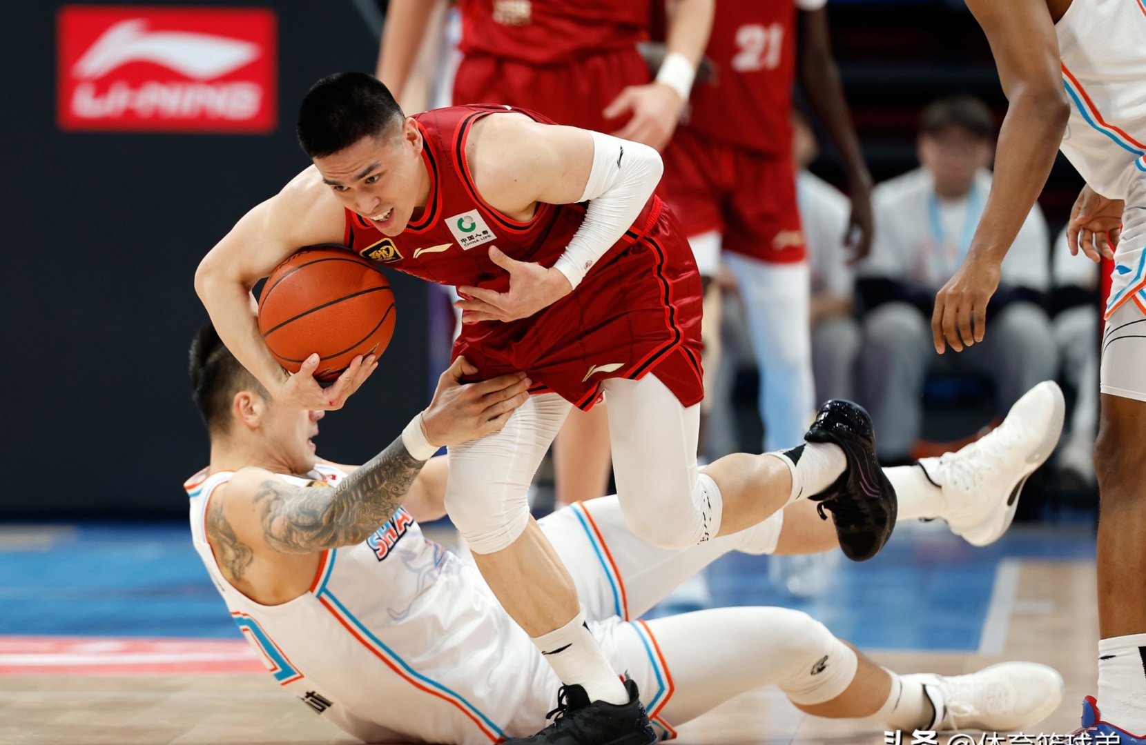 教练战术巧妙，带领球队击败强敌(教练员非常耐心不厌其烦地给队员们讲解战术安排)